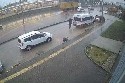 Bursa'da TIR'ın dorsesi kontrolden çıktı...Kaza anı kamerada