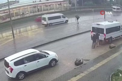 Bursa'da tırın dorsesi kontrolden çıktı...Kaza anı kamerada