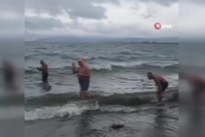 İznik Gölü'nde soğuğa ve dalgalara inat böyle yüzdüler