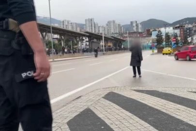 Bursa'da çocuğunu göremediği için boynuna bıçak dayadı