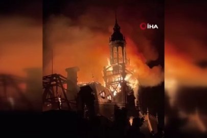 Kundaklanan 143 yıllık belediye binasının saat kulesi çöktü