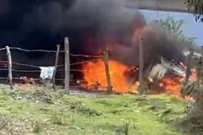 Lastiği patlayan TIR köprüden uçarak alev topuna döndü