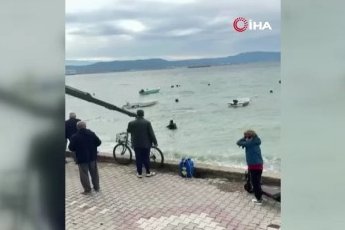 Bursa'da lodosun batırdığı tekneler denizden çıkarılıyor