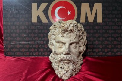 İzmir'de 2 bin yıllık Zeus mermer heykel başı ele geçirildi