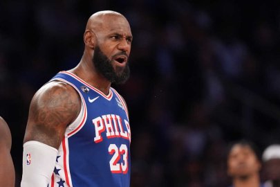 LeBron James, ilk maçında 12 sayı kaydetti