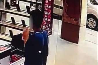 Bursa'da telefon hırsızlığı kamerada