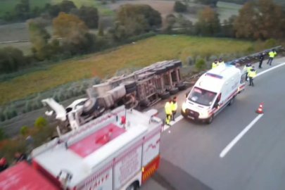 Bursa-Balıkesir otoyolunda TIR devrildi: 2 yaralı