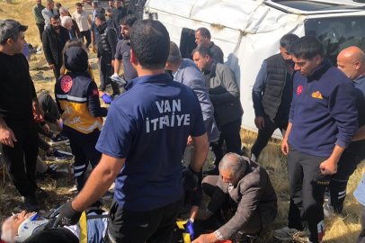 TIR ile yolcu minibüsü çarpıştı: 11 kişi yaralandı