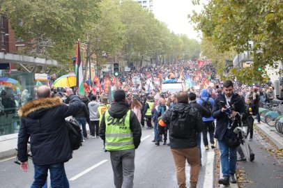 Paris'te 110 bin kişiden barışçıl yürüyüş