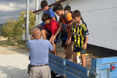 Bursa'da çocuklar için traktörünü spora sürüyor
