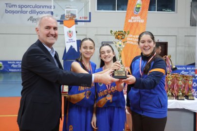 İnegöl'de potanın şampiyonları kupalarını aldı