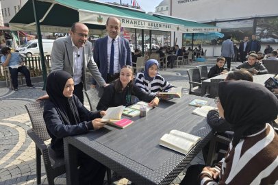 Bursa'da Başkan ve öğrenciler birlikte kitap okudu