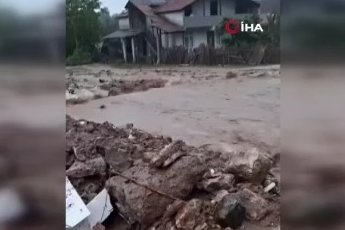 Karacabey'de dere taştı, ekipler alarma geçti