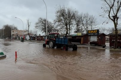 Karacabey'de yollar göle döndü: Bahçede balık tutma keyfi