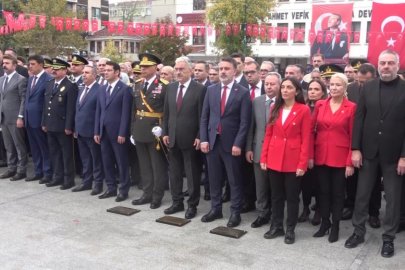 Bursa'da Atatürk Anıtı'na çelenkler sunuldu