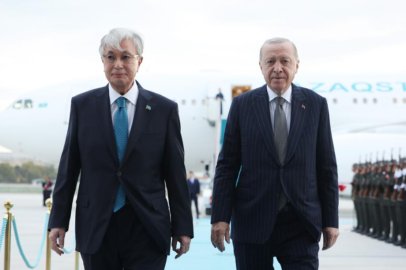 Cumhurbaşkanı Erdoğan, Tokayev’i havalimanında karşıladı