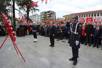 Vali Ayyıldız, Atatürk Anıtı'na çelenk sundu