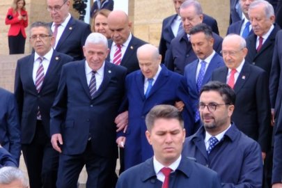 Bahçeli ve Dervişoğlu, merdivenleri kol kola indi