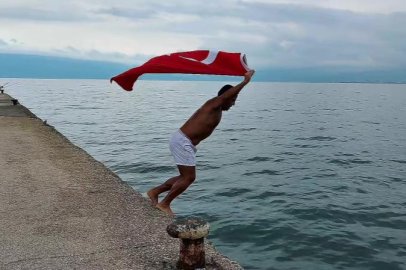 Bursa'da 29 Ekim coşkusunu soğuk denizde kutladı