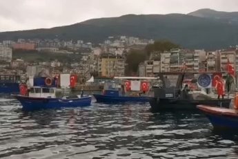 Gemlik'te deniz Türk bayraklarıyla donatıldı