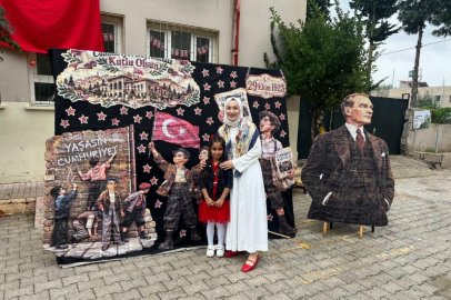 Yağmura aldırış etmeden Ata'sına şemsiye tuttu