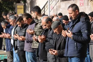 9 asırlık camide eller Filistin için semaya kalktı