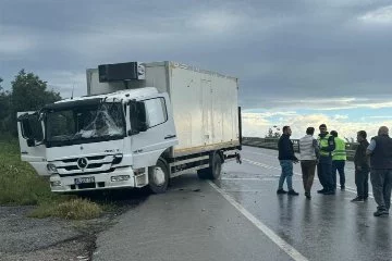 Ani fren yapan kamyona 2 araç çarptı: 1 yaralı