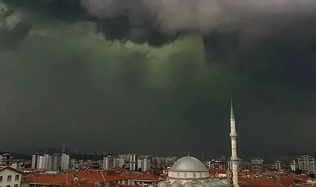 Ankara'da yeşil bulutlar görüldü