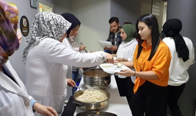 Aşçı öğrencilerden arkadaşlarına iftar  