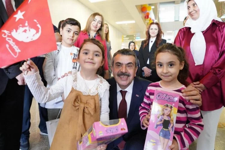 Bakan Tekin, Ankara'da hastane sınıfı ziyaret etti