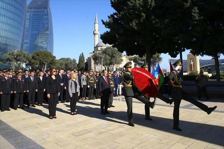 Bakü Türk Şehitliği'nde Türkiye Cumhuriyeti'nin 100. yılı dolayısıyla tören düzenlendi