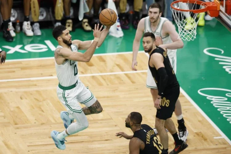 Boston Celtics 25 sayı fark attı, seriye önde başladı