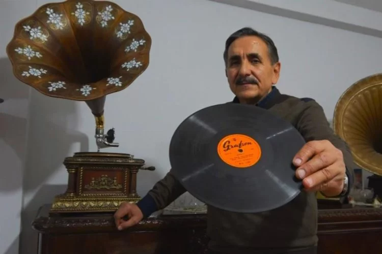 Bursa'da ahşaptan yaptığı gramofonlarla evini müzeye çevirdi