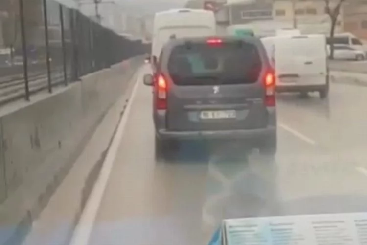 Bursa'da ambulansa yol vermeyen trafik magandası kamerada