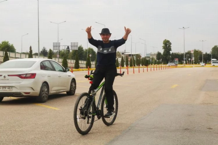 Bursa'da bisiklete ters binmişti: “Nasrettin Hoca’dan ilham aldım”