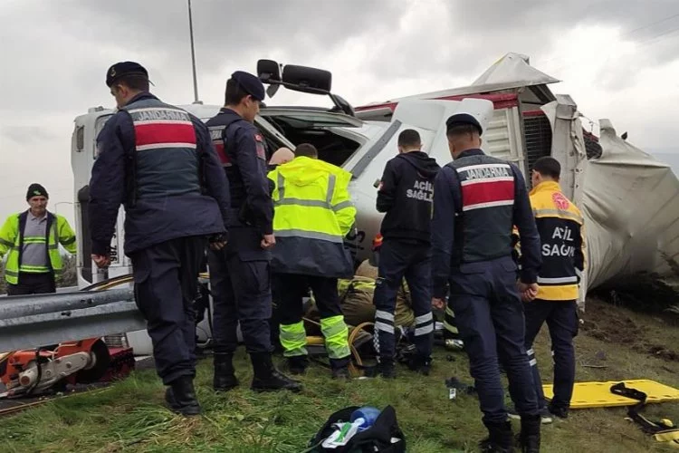Bursa’da devrilen TIR'ın sürücüsü yaralandı