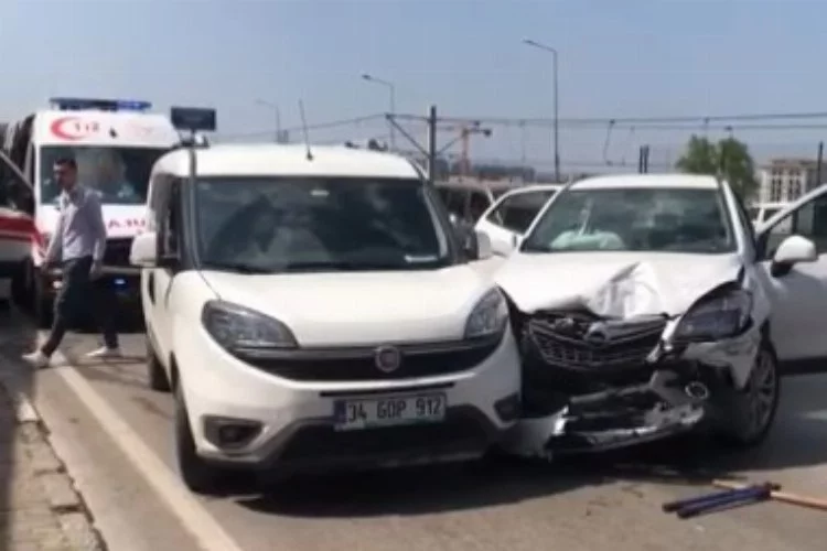 Bursa'da direksiyon başında bilincini kaybetti, 3 otomobile çarptı