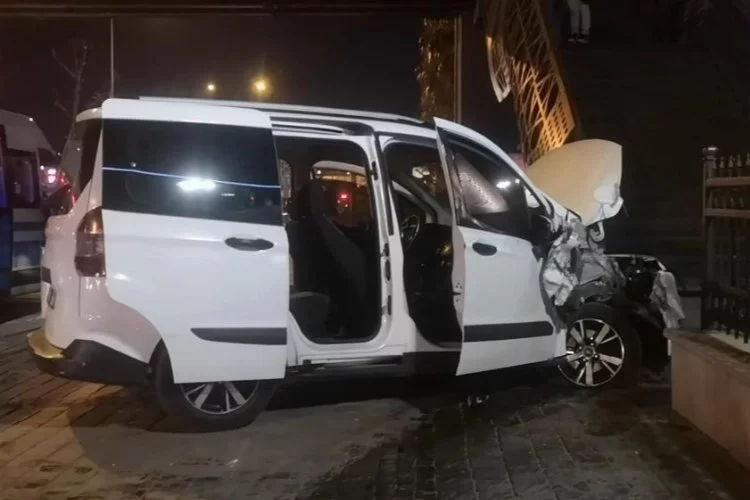 Bursa'da ehliyetsiz sürücü, üst geçidin ayağına çarptı