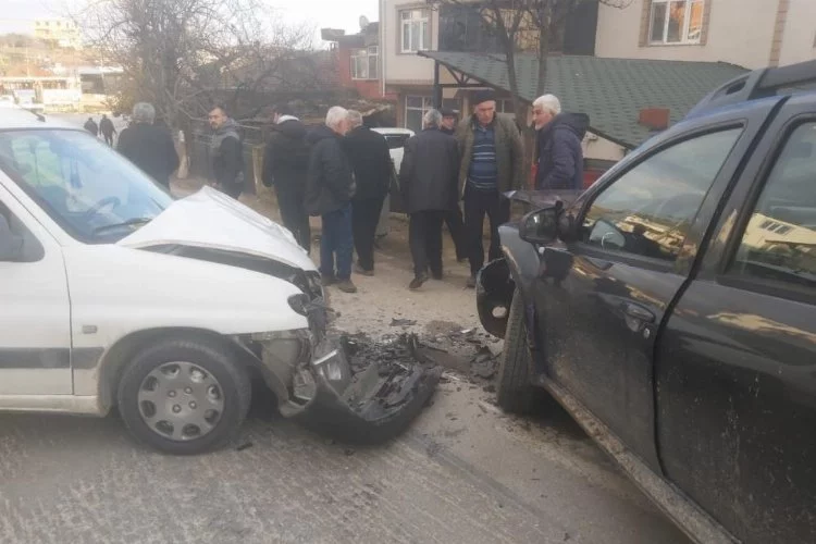 Bursa'da feci kaza: Otomobiller kafa kafaya çarpıştı