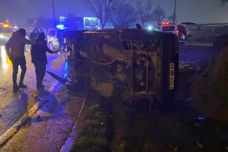 Bursa'da feci kaza: Refüje çarpan otomobil takla attı