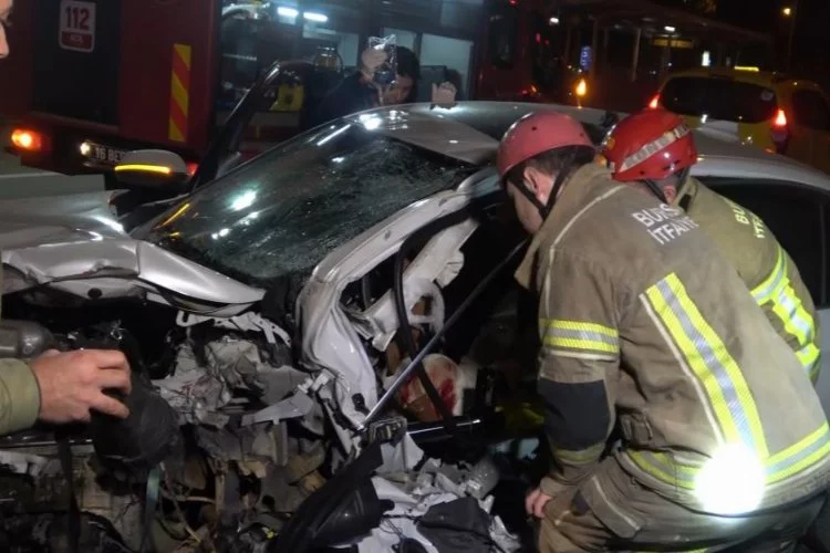 Bursa'da feci kaza: Sürücü araçta sıkıştı