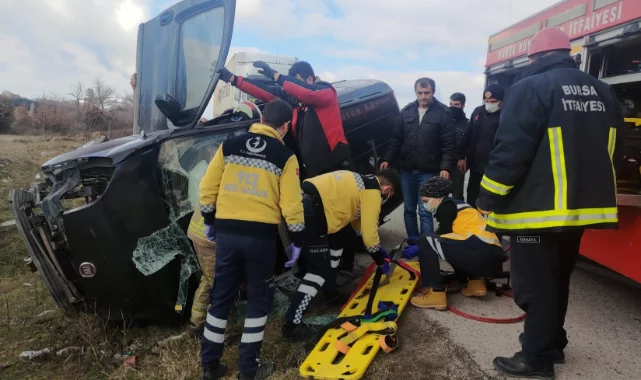 Bursa'da feci kaza! Takla atan araçta sıkıştı