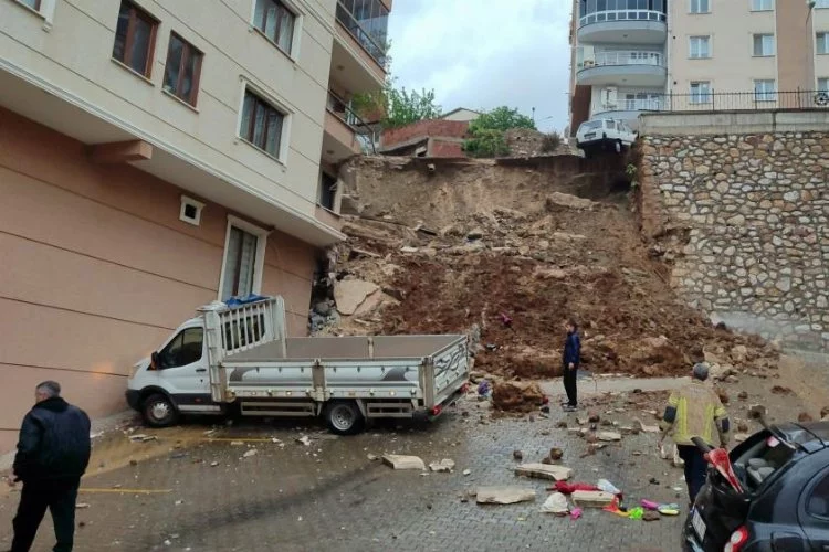 Bursa’da istinat duvarı çöktü: Apartmandakiler tahliye edildi
