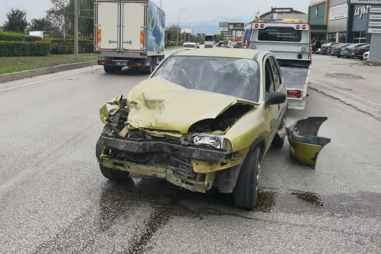 Bursa'da kamyonet ve otomobil çarpıştı! 2 yaralı