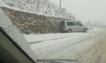 Bursa'da karlı yolda kaza! Şaşkınlıkla izlediler