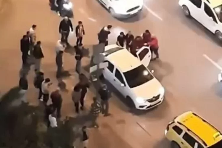 Bursa'da kaza sonrası kavga kameralara yansıdı
