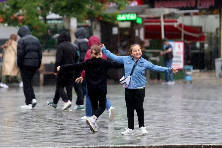 Bursa'da kimisi yağmurdan kaçtı, kimi tadını çıkardı