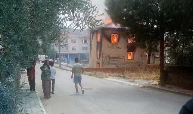 Bursa'da korkutan ahşap ev yangını