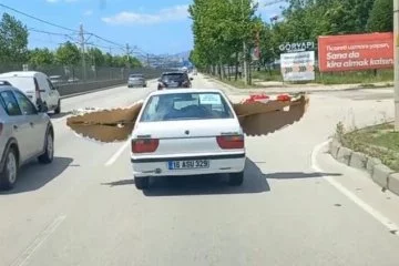 Bursa'da otomobil ile çelenk taşıdı