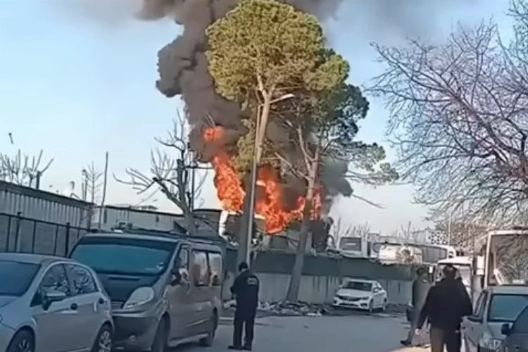 Bursa'da park halindeki otobüs alev alev yandı